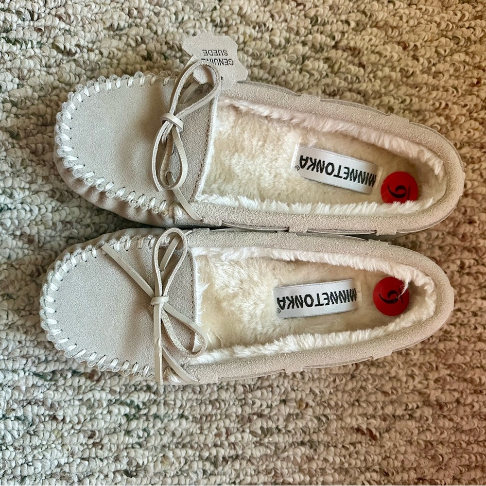 Minnetonka moccasins tan slippers sz 6